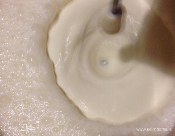 Взбиваем сливки, примерно 20 минут.
Сливки должны быть не меньше 33% жирности (а то не взобьются) и охлаждены в холодильнике.
Венчик надо охладить в морозилке, а также емкость в которой будете взбивать сливки. Когда сливки почти взобьются, то добавляем понемногу сахарную пудру.
Сливки должны взбиться до устойчивых пиков, но аккуратнее не взбейте в масло.  
Если кажется, что сначала не взбивается, то через 5 минут взбивания миксером они начнут густеть.