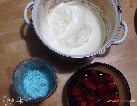 Так как у меня один из тортов был цветной, то я часть взбитых сливок переложила в другую емкость и смешала пищевым красителем. И разморозила клубнику для начинки.