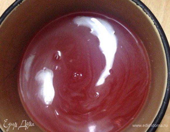 Готовим сироп.
Сахар смешиваем с сиропом от клубники (у меня был сироп от размороженной клубники, а раньше использовала клубничный сироп).
И провариваем до растворения сахара на медленном огне и потом еще минут 15-20. 