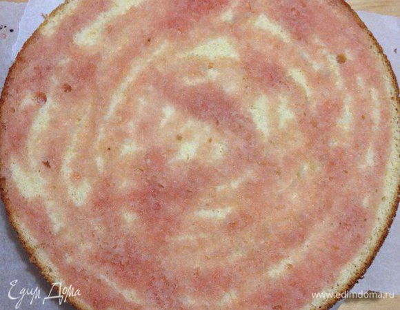 Пропитываем коржи теплым сиропом.