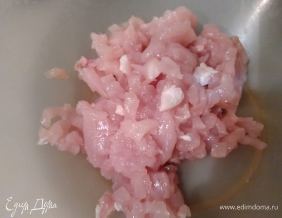 Куриное филе и лук (небольшая головка или половинка) рубим ножом на кубики со стороной приблизительно 3 — 5 мм. 
Очищенный отварной картофель трем на средней терке.