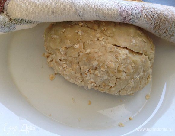 В чашке смешать оливковое масло и кипяток. Вылить воду с маслом в сухую смесь и вымешать тесто (при необходимости добавить или кипяток или муку, смотрите на качество своей муки). Оставить тесто под полотенцем 20-30 минут.