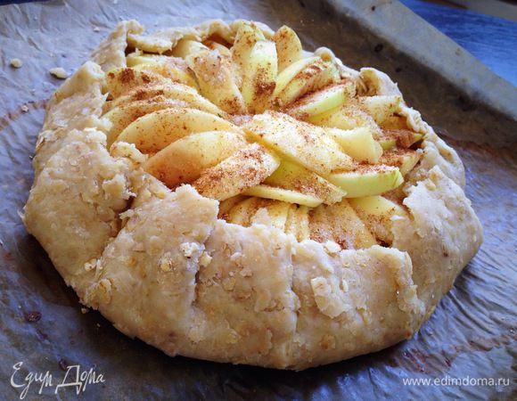 Отступив от края 5 см. присыпать центр галеты кукурузным крахмалом. Уложить дольки яблок по кругу внахлест, так же отступив от края 5 см.
Присыпать яблоки сахаром, корицей и имбирем. Края теста завернуть внутрь, сформировав галету.