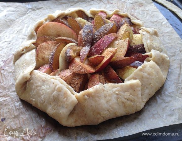 Ещё была и со сливой. Все тоже самое, только когда укладываете фрукты на тесто, чередуйте сливы с яблоками.