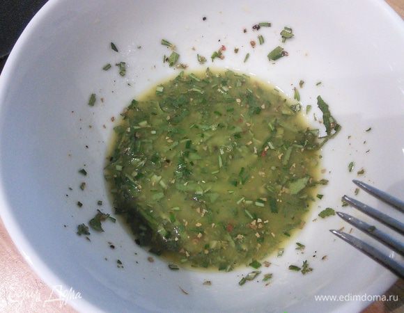 Растопите 3 ст. л.  масла, порубите мелко травы и лавровый лист и смешайте с маслом, солью и перцем в кашицу. 