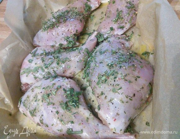 В форму, в которой будут запекаться кролик, выстелите бумагой и выложите кроличьи голени. Тщательно вмассируйте масляно-травяную смесь в мясо кролика. Запекайте в разогретой до 180°С духовке около 50 мин (до готовности мяса). Каждые 15 минут поливайте мясо образовавшимся соусом. 