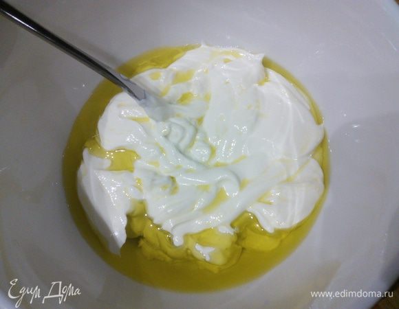 Сделайте соус из оставшегося растопленного масла, чеснока и йогурта. Дополнительно я вмешала в соус крем-фреш в надежде, что соус при запекании не свернётся. 