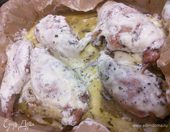 Когда мясо будет готово, выложите на него йогуртовый соус и допекайте ещё 15 минут. 