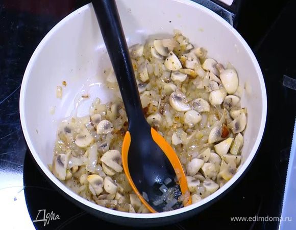 Грибы мелко нарезать, добавить к луку с чесноком, слегка посолить, поперчить и обжаривать все 5 минут.