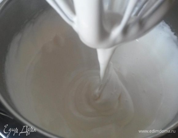 В комбайне взбить яйца с сахаром. Масса должна увеличиться в объеме раза в 3.
