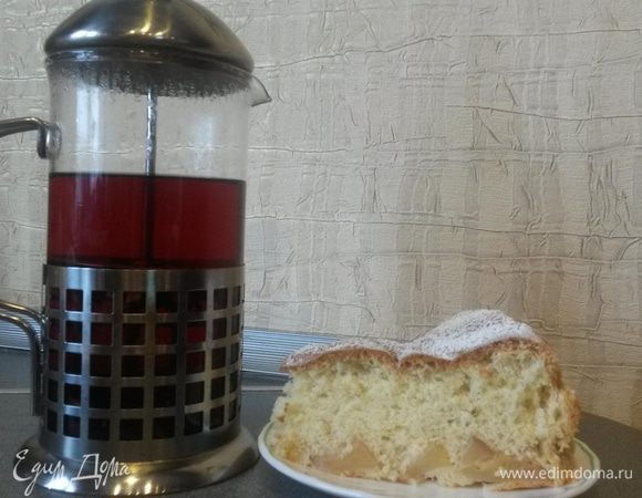 И приятного чаепития! Как я и говорила ранее, шарлотка ну ооочень воздушная получается!