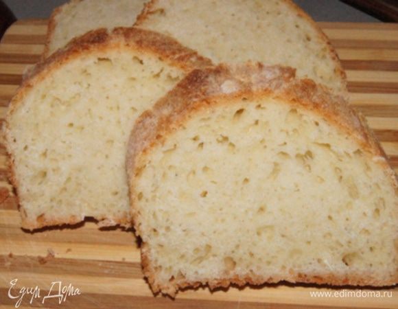 Для сладких гренок нам понадобится белый хлеб, лучше булка или батон.
Я уже много лет делаю молочный хлеб по этому рецепту и он идеален для этих гренок http://www.edimdoma.ru/retsepty/38255-molochnyy-hleb.
Спасибо автору.

Нарезать батон на куски, толщиной около 0,5 см.