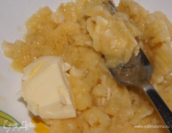 Банан сбрызнуть соком лимона, размять вилкой. Смешать со сливочным маслом и ванильным сахаром.
