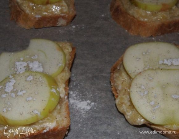 Кремом намазать кусочки хлеба. Яблоки (вы можете использовать груши, если любите) порезать тонкими пластинками. И выложить поверх крема.
Сверху присыпать сахаром и корицей по вкусу. У меня был сахар с натуральной ванилью.