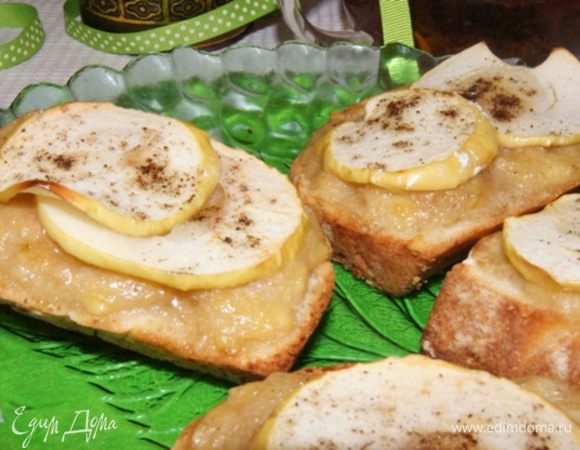 Запекать на пергаменте, в разогретой до 220°С духовке около 10 минут. Яблочки станут мягче и будут напоминать вяленые, а хлеб станет золотистым.

Заварите свой любимый чай и вкусно позавтракайте!