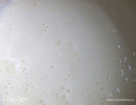 Сливочное масло вынуть из холодильника и оставить при комнатной температуре. У двух яиц отделить белки от желтков. В пшеничную муку добавить разрыхлитель, просеять. 
Мелкий сахарный песок растереть с яйцами (2 штуки) и яичными желтками (2 штуки) ложкой, взбить миксером до состояния светлого крема. Для этого потребуется минут 5-6 . 
