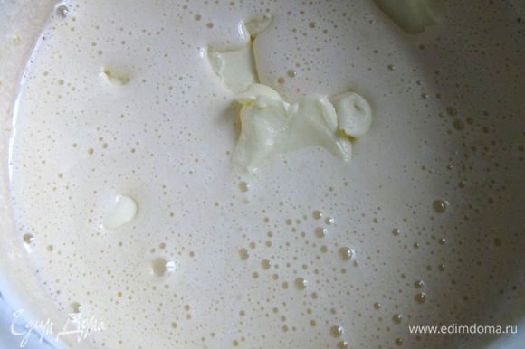 Добавить к яичной смеси размягченное сливочное масло, молоко, перемешать миксером.