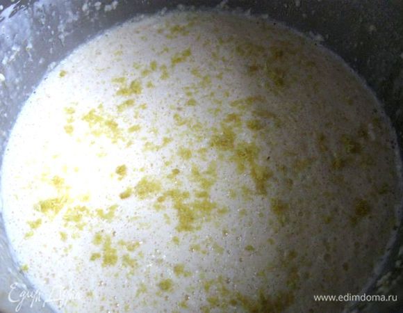 Лимон тщательно вымыть. Цедру натереть на мелкой терке. Добавить к яично-молочной смеси цедру, ванильный экстракт. В отдельную миску выдавить лимонный сок. 