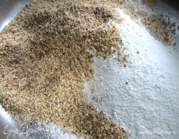 Яблоки очистить, удалить семенную часть, нарезать тонкими дольками в  миску с лимонным соком. Поскольку яблок много и через некоторое время они начинают темнеть, нарезая яблоки, надо периодически перемешивать их с лимонным соком (вспомнила кулинарную книгу Александра Дюма — он советовал чистить яблоки, чтобы не темнели, серебряным ножом). Теперь можно избавиться от излишков лимонного сока (слить), он больше не понадобится, иначе это может повредить пирогу. 
Добавить пшеничную и миндальную (просеять) муку с разрыхлителем к яично-молочной смеси.
