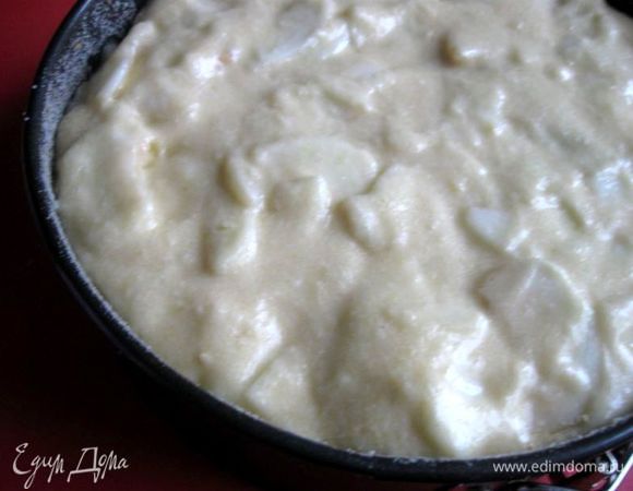 Духовку разогреть до 190°С . Разъемную форму (дно и борта) смазать сливочным маслом, обсыпать сухарями.
В тесто положить яблоки, перемешать ложкой, чтобы начинка полностью соединилась с тестом. Выложить в форму.