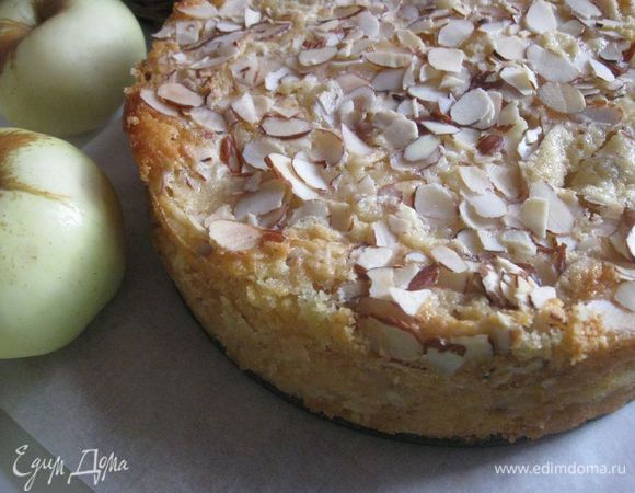 Вынуть, дать немного остыть в форме, пройтись аккуратно ножом по краю формы, окончательно охладить и осторожно снять кольцо формы. Поставить в холодильник для полного охлаждения, что позволит нарезать пирог очень красивыми, ровными кусочками. Впрочем, можно есть и в теплом виде с шариком ванильного мороженого.
