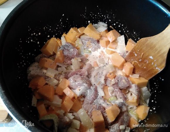 Овощи и мясо складываем в чашу мультиварки, солим и перчим по вкусу, заливаем сливками, тщательно перемешиваем.