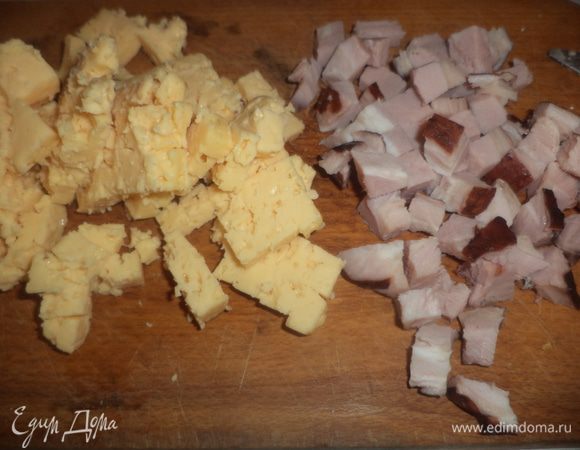 Сыр и ветчину нарезать кубиками.