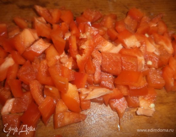 Стебли сельдерея нарезать тонкими ломтиками. 
Зелёный лук нарезать колечками.
Мякоть болгарского перца нарезать кубиками. 