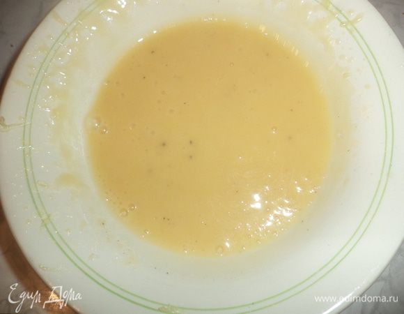 Для приготовления майонеза желток с солью взбить миксером добела, добавить     сухую горчицу. Продолжая взбивать, тонкой струйкой влить сначала лимонный сок, а затем растительное масло.
Продолжать взбивать, пока соус не загустеет (много времени это не заняло).