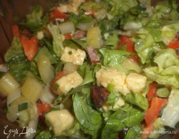 Соединить в салатнике сыр, ветчину, листья салата, сельдерей, зелёный лук, кусочки болгарского перца, полить майонезом, посолить и аккуратно перемешать.