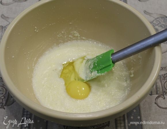 Масло взбить с сахаром и ванильным сахаром до кремообразного состояния, добавить яйцо, взбить.