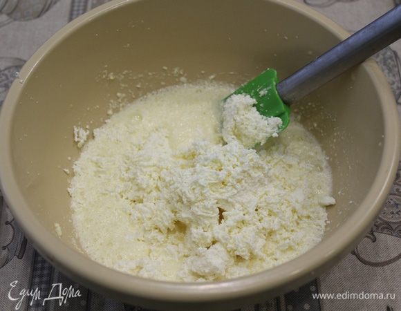 Добавить протертый творог, еще раз взбить.