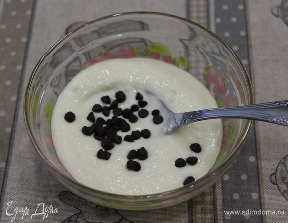 Разделить на две порции, в одну добавить шоколадные капли...