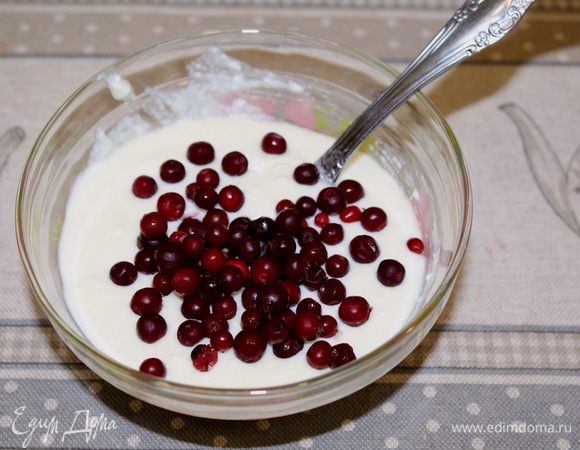 В другую ягоды (можно добавлять изюм, курагу, орешки).