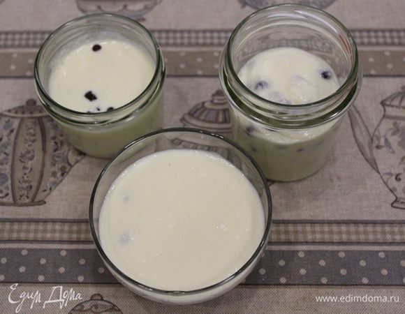 Разложить по баночкам, оставив немного места, так как запеканка будет увеличиваться в размере, запекать 5-7 мин 600Вт, в зависимости от величины формы.