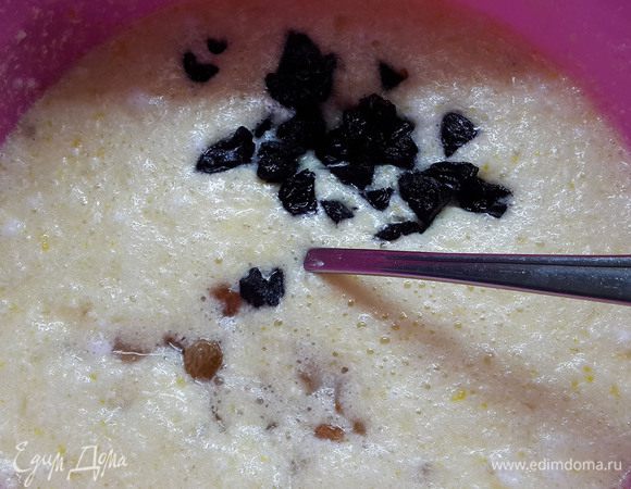 Смешать мягкое масло, белки, желтки и бананы. Добавить изюм и мелкопорезанный чернослив.