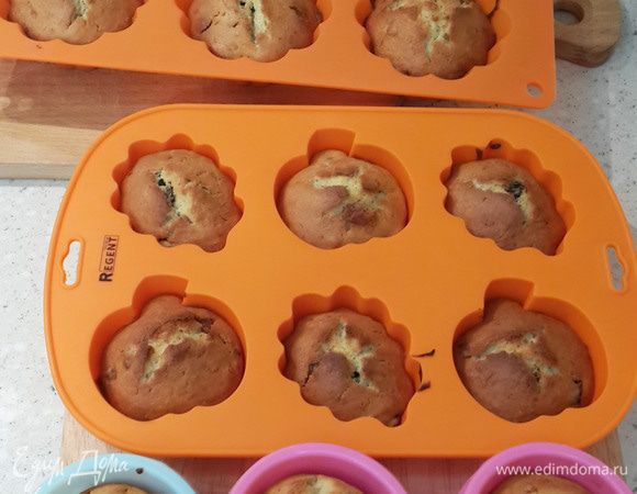 Просеять муку с разрыхлителем. Перемешать. Разложить по формочкам. Выпекать в разогретой до 180°С духовке около 45 минут. Можно подавать горячими к чаю.