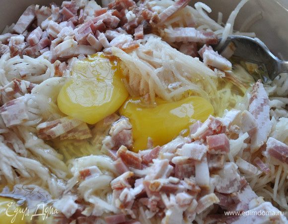 Смешать картофель, бекон, посолить. Добавить яйца. Перемешать. Просеять муку. Перемешать.