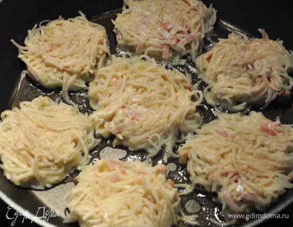 Ложкой выкладывать на сковороду с раскаленным маслом. Обжарить с 2 сторон. Можно потушить под крышкой. Подавать со сметаной.