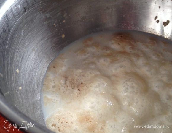 Молоко чуть подогреть. Добавить сахар и дрожжи, размешать и оставить на 10 минут для активации. 