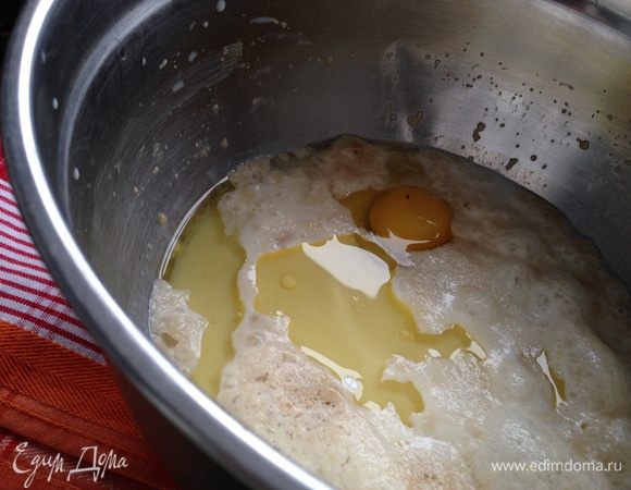 Затем добавить растительное масло, соль, яйцо и ванильный сахар. Хорошо перемешать венчиком.