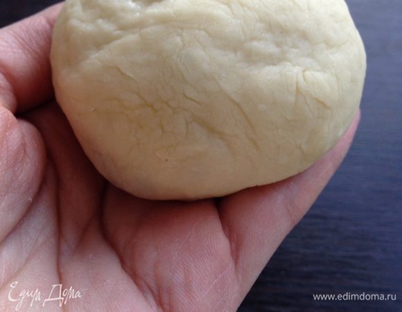 Затем тесто обмять, разделить 10-12 частей и сформировать булочки. 