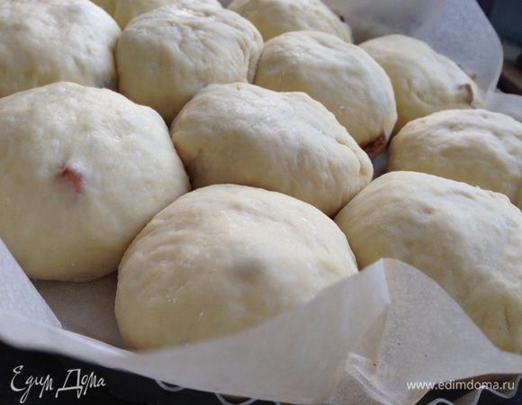 Уложить их на противень, застеленный бумагой для выпечки и оставить на 30 минут в тепле ещё раз подняться. Я уложила в круглую форму для выпечки.