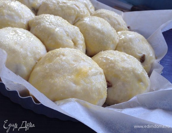 Смазать желтком и посыпать сахаром. Выпекать в предварительно разогретой духовке до 180 градусов 20-30 минут. 