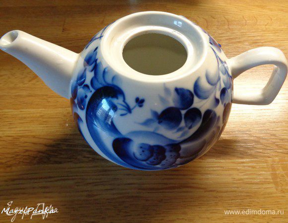 Ошпарить заварочный чайник кипятком. Слить воду.