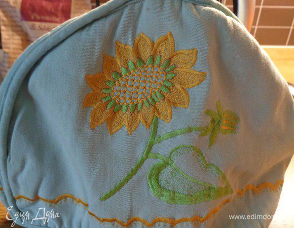 Залить чайник на половину горячей водой и оставить на 5 минут завариваться.