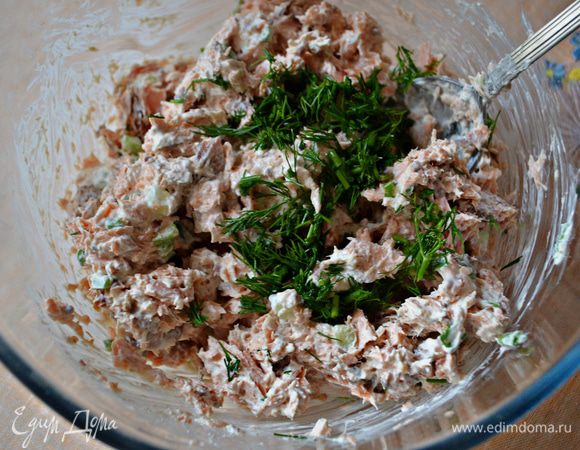 Перемешать рыбу с соусом, добавить мелко порубленный укроп.