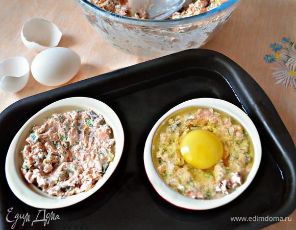 Формочки для запекания смазать растительным маслом и разложить рыбную массу. По центру сделать небольшое углубление, аккуратно, чтобы сохранить  желток целым, влить яйцо (всего получилось 3 порции). Сверху немного поперчить. Солить я не стала, поскольку горбуша сама по себе солёная. Но при желании, можно сверху присолить яйцо. Поставить формочки в форму с высокими бортиками и залить на половину их высоты горячей водой. Поставить в разогретую до 180°С духовку на 15 минут.