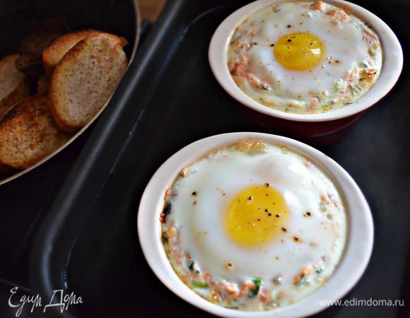 Белок должен быть готовым и очень нежным. Желток немного "схватиться", следите, чтобы не передержать. Пока блюдо запекается, слегка поджарьте на оливковом масле ломтики багета.