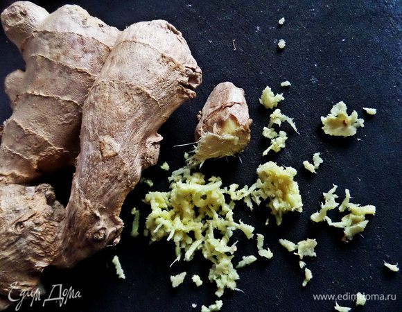 Имбирный корень почистить и натереть на мелкой тёрке. Можно и нарезать, но так он отдаст больше сока.